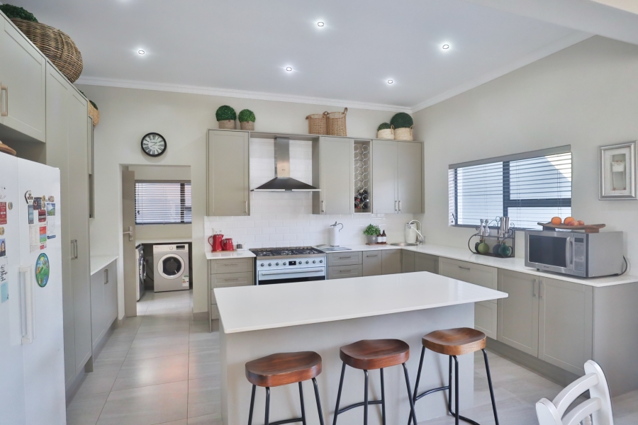 To Let 4 Bedroom Property for Rent in The Coves North West